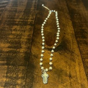 Pearl necklace with white cross silver